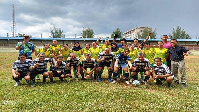 Skuad Persipon Putri bersama PSSI Pontianak pada pertandingan eksibisi pada Rabu 8 Mei 2024 kemarin sore.