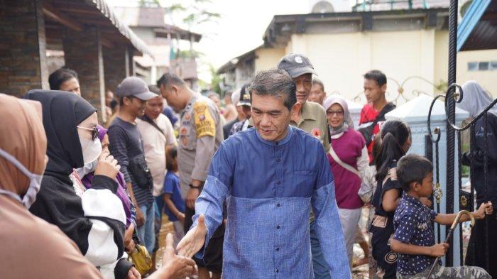 Pj Wali Kota Pontianak Ani Sofian menyerahkan bantuan kepada warga korban kebakaran di Kampung Arab Pontianak Timur Minggu 14 Januari 2024.