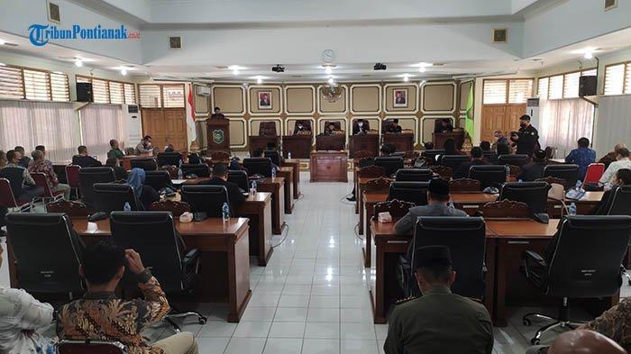 Suasana Rapat Paripurna di Kantor DPRD Kota Singkawang. Kamis 7 Juli 2022. Cek perolehan suara pimpinan DPRD Singkawang di Pemilu 2024 dalam artikel ini