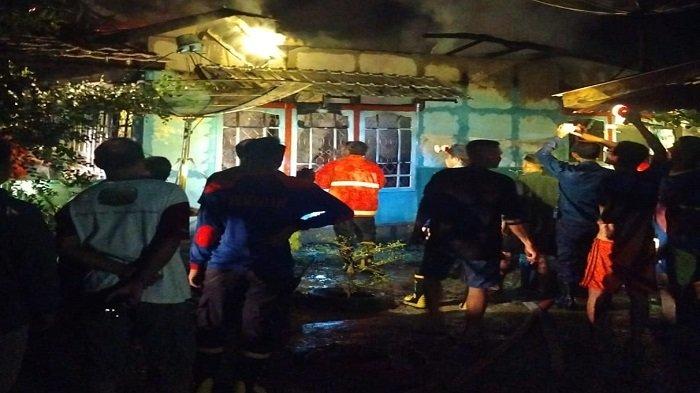 Suasana di lokasi rumah yang terbakar di Simpang Embaong, Kelurahan Bunut, Kecamatan Kapuas, Kabupaten Sanggau, Kalimantan Barat, terbakar, Kamis 7 Desember 2023 malam.