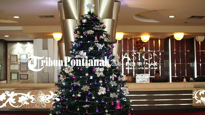 Suasana lobby Hotel Aston Pontianak khas dengan tema Natal. Berbagai ornamen terhias indah Rabu 13 Desember 2023.