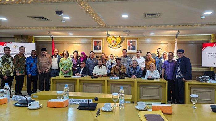 Suasana saat Drs. Christiandy Sanjaya, S.E., M.M senator asal Provinsi Kalimantan Barat menghadiri Rapat Kerja Komite II DPD RI dengan Kementerian Pertanian RI, pada hari Rabu, 29 November 2023 dengan agenda membahas ketersediaan bahan pangan menjelang perayaan Hari Raya  Natal dan Tahun Baru 2024.