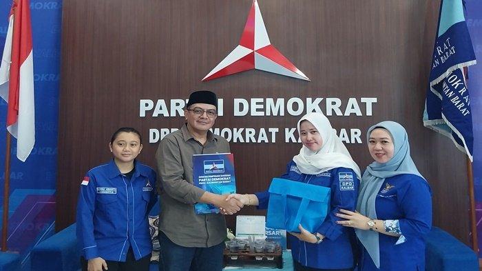 Subhan Nur (berpeci) foto bersama jajaran pengurus DPD Partai Demokrat saat mengambil formulir pendaftaran Calon Kepala Daerah Provinsi Kalbar, Senin 25 Maret 2024