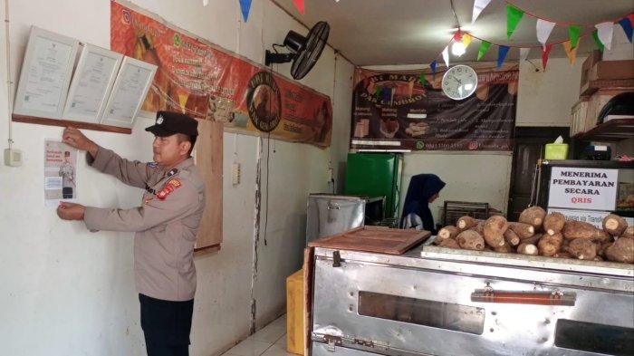 Subsatgas Binmas Operasi Mantap Praja Kapuas 2024 Polresta Pontianak tempel stiker di tempat pertokoan yang ada di wilayah Kota Pontianak.
