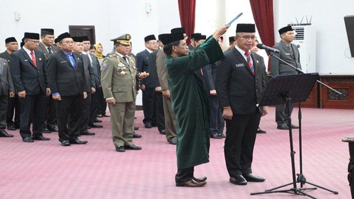 Sumastro saat mengucapkan Sumpah Jabatan Sekertaris Daerah Kota Singkawang (BKD) berlangsung di Balai Petitih Kantor Gubernur Provinsi Kalimantan Barat, Jumat, 8 Desember 2023.