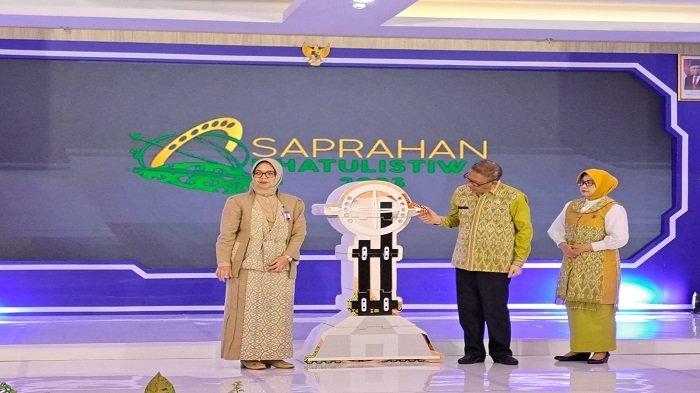 Gubernur Kalbar Sutarmidji didampingi Ketua Dekranasda Kalbar Lismaryani Sutarmidji (kanan) serta Kepala Perwakilan Bank Indonesia Kalbar N A Anggini Sari melihat ikon Tugu Khatulistiwa saat Opening Ceremony Saprahan Khatulistiwa tahun 2023 pada Senin, 17 Juli 2023. Saprahan Khatulistiwa merupakan promosi pelaku usaha dan sektor pariwisata serta apresiasi kepada UMKM yang telah lolos kurasi tingkat Provinsi Kalimantan Barat bagi UMKM binaan Bank Indonesia, Pemerintah Daerah, Dekranasda, Instansi terkait, dan Perbankan