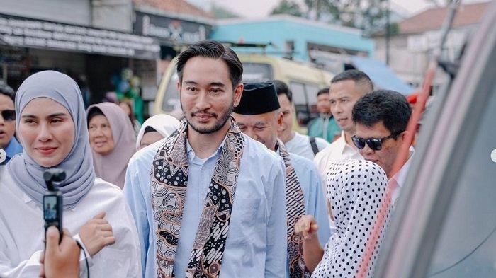 Jeje Govinda didampingi sang istri, Syahnaz Sadiqah saat mendaftar ke KPU Bandung Barat sebagai Bakal Calon Bupati Bandung Barat 2024, Jumat 29 Agustus 2024. Berikut profil dan Instagram Jeje Govinda.
