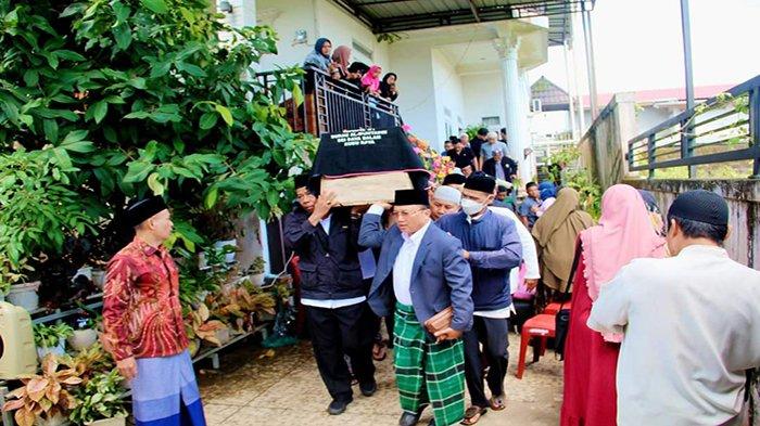 Kabar duka mantan Kepala Kantor Wilayah Kemenag Kalbar, Drs KH Syahrul Yadi MSi dikabarkan meninggal dunia pada pagi hari ini Sabtu 22 Juni 2024 sekira pukul 06.50 WIB. Ratusan pelayat berziarah di rumah duka yang berlokasi di kawasan Sungai Raya Dalam (Serdam), Kabupaten Kubu Raya. Para ASN di lingkungan Kemenag Kalbar, pimpinan ormas, dan ratusan masyarakat lainnya mengantar hingga ke pemakaman.