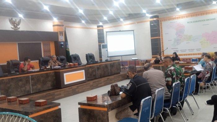 Asisten Pemerintahan dan Kesejahteraan Rakyat Setda Sintang, Syarief Yasser Arafat memimpin rapat persiapan HUT RI, Jumat 11 Agustus 2023.