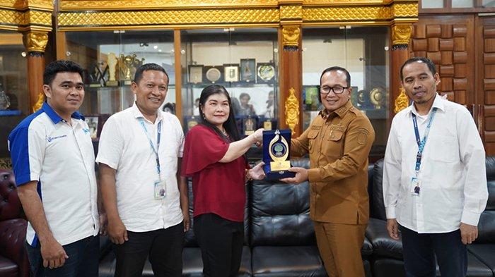 TERIMA CENDERA MATA - GM Business Julia Lorrains didampingi Pemimpin Redaksi Tribun Pontianak Safruddin, Manager Iklan Iwan Santoso, Manager Marketing Sarmilan menerima cendera mata dari Bupati Sujiwo di Kantor Bupati Kubu Raya di Jl Arteri Supadio, Kecamatan Sungai Raya, Selasa (29/4/2025).