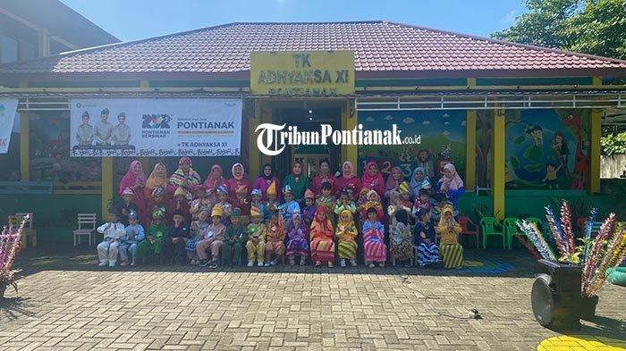 TK Adhyaksa XI Kota Pontianak yang menggelar serangkaian kegiatan. Diantaranya tari jepin dan juga fashion show kostum adat bagi para muridnya, Senin 23 Oktober 2023.