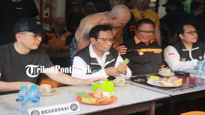 Tampak Menko Polhukam Mahfud MD ngopi di Warkop Asiang, Jalan Merapi Pontianak, Kalimantan Barat, Minggu 26 November 2023 pagi.