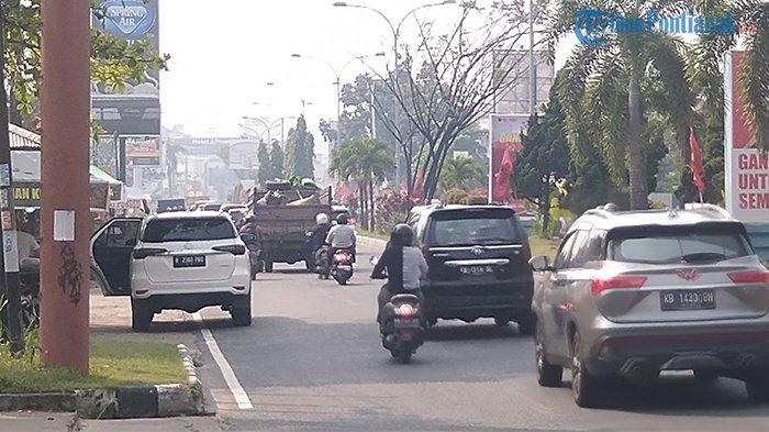 Tampak asap kembali muncul di batas wilayah Kabupaten Kubu Raya dan Kota Pontianak, Selasa 3 Oktober 2023 pagi.