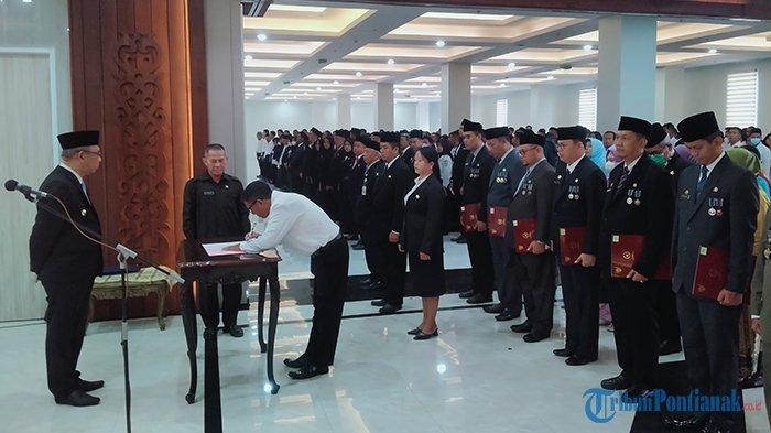 Tampak perwakilan melakukan sesi penandatanganan di hadapan Gubernur Kalimantan Barat, dalam acara pelantikan pejabat fungsional untuk PNS dan PPPK di Lingkungan Pemprov Kalbar, berlangsung di Aula Garuda, Selasa 22 Agustus 2023.