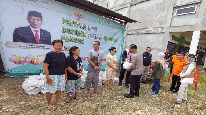 Tampak pihak terkait menyalurkan bantuan pangan kepada masyarakat yang terdampak banjir bandang di Kabupaten Bengkayang, Sabtu 6 Januari 2024.