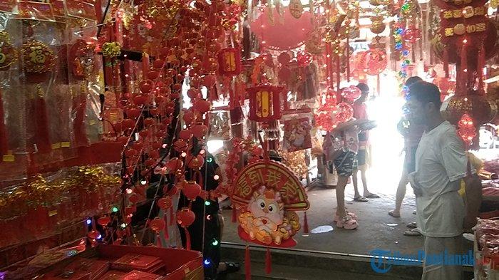 Tampak sejumlah pembeli sedang melihat aksesoris imlek, di Toko Ratna yang beralamat di Jalan Gajahmada, Kota Pontianak, Kalimantan Barat, Jumat 2 Februari 2024.