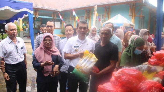 Pj Wali Kota Pontianak Ani Sofian saat meninjau Operasi Pasar yang digelar di Kantor Camat Pontianak Tenggara, Sabtu 23 Maret 2024.