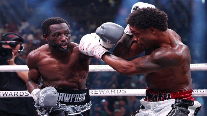 Terrence Crawford memukul Errol Spence Jr. selama pertandingan Kejuaraan Kelas Welter Dunia di T-Mobile Arena pada 29 Juli 2023 di Las Vegas, Nevada.