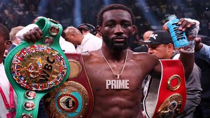Terrence Crawford merayakan dengan sabuk juara setelah mengalahkan Errol Spence Jr. dalam pertandingan Kejuaraan Kelas Welter Dunia di T-Mobile Arena pada 29 Juli 2023 di Las Vegas, Nevada.