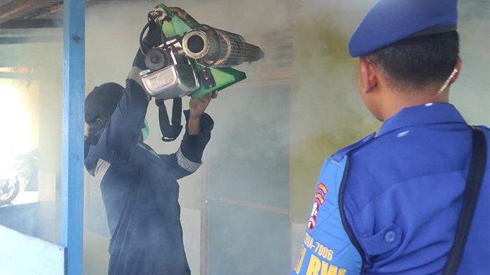 Tim Polisi RW KP Antasena melaksanakan pengamanan dan penyuluhan kegiatan foging serta kerja bakti di lingkungan pesisir sungai kapuas Kelurahan Sungai Beliung Kecamatan Pontianak Barat, Sabtu 18 November 2023. 
