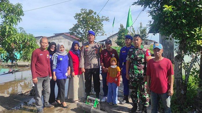 Tim Polisi RW KP Antasena melaksanakan pengamanan dan penyuluhan kegiatan foging serta kerja bakti di lingkungan pesisir sungai kapuas Kelurahan Sungai Beliung Kecamatan Pontianak Barat, Sabtu 18 November 2023. 
