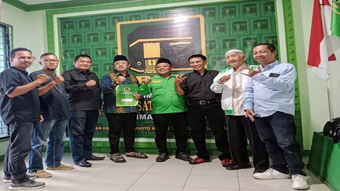 Tim Relawan Lasarus saat mengambil dan mengembalikan berkas pendaftaran Bacagub Pilkada Kalbar 2024 di sekretariat DPW PPP Kalbar dan DPD Partai Hanura Kalbar.