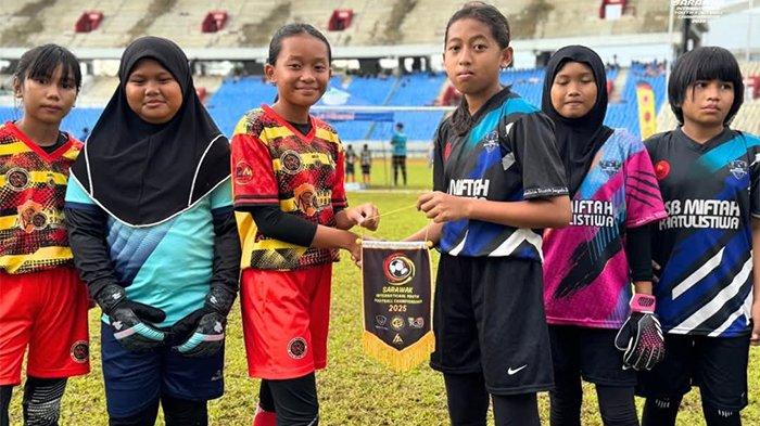 TOREH SEJARAH - Tim U-12 Putri Miftah Khatulistiwa FC asal Pontianak sukses menorehkan tinta emas dengan menjadi juara Sarawak International Youth Championship 2025 yang digelar di Stadium Sarawak, Kuching, Malaysia.