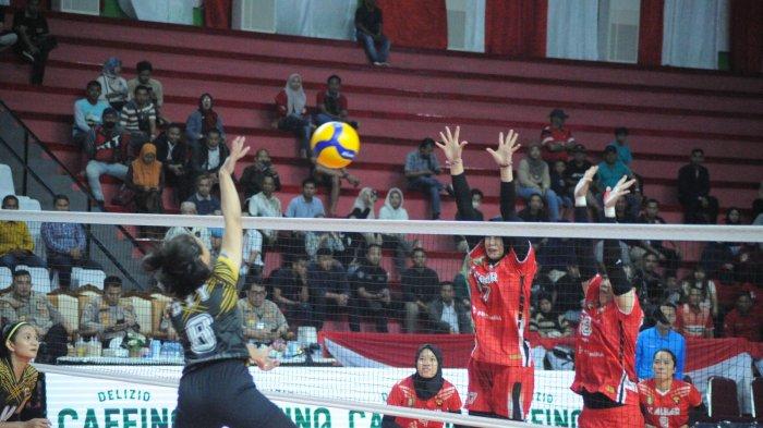 Tim Voli Putri Kalbar bersorak usai menang dalam pertandingan regional