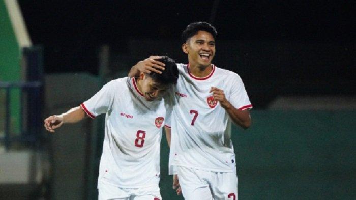 Selebrasi Witan dan Marselino Ferdinan. Timnas Indonesia akan menghadapi laga perdana di Grup A Piala Asia U23 2024 hadapi Qatar yang berlangsung di Jassim Bin Hamad Stadium pada Senin, 15 April 2024 pukul 22.30 WIB.