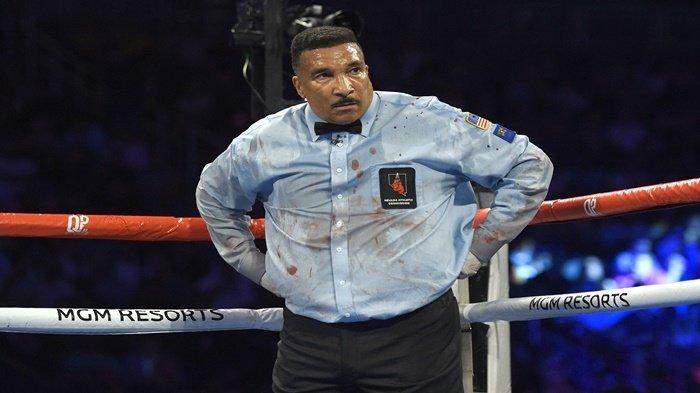 Wasit Tony Weeks, berlumuran darah, menyaksikan pertarungan kelas berat Tyson Fury dan Otto Wallin di T-Mobile Arena pada 14 September 2019 di Las Vegas, Nevada. Tony Weeks kembali menjadi kontroversi dalam duel Ortiz vs Lawson Minggu 7 Januari 2024