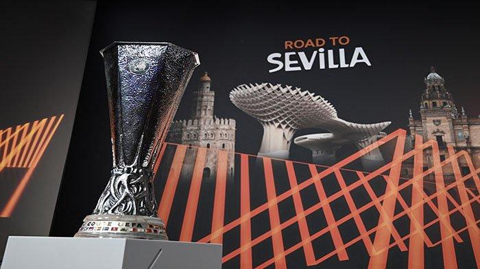 Trofi Liga Eropa dipajang jelang pengundian babak perempat final, semifinal, dan final Liga Europa UEFA 2022 di markas UEFA, di Nyon, pada 18 Maret 2022.
