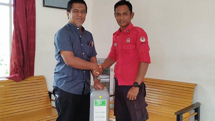 Tunggul Anggoro, Kepala Departemen Sustainability dan Forest Protection PT MTI, memberikan E4 kepada pihak Manggala Agni sebagai antisipasi pencegahan karhutla tahun 2024.