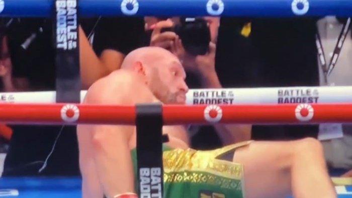 Tangkapan Layar saat Tyson Fury jatuh dironde ke-3 dalam Tinju Dunia menghadapi Francis Ngannou Minggu 29 Oktober 2023