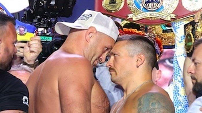 Tyson Fury (kiri) dan Oleksandr Usyk (kanan) saat hendak dipisahkan pihak keamanan jelang duel Minggu 19 Mei 2024