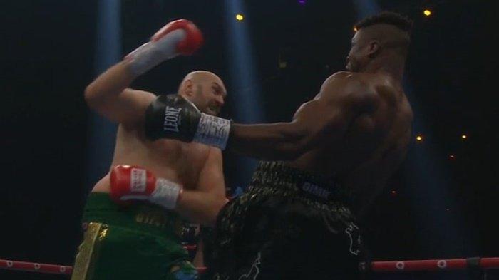 Tangkapan Layar duel Tyson Fury vs Francis Ngannou Minggu 29 Oktober 2023