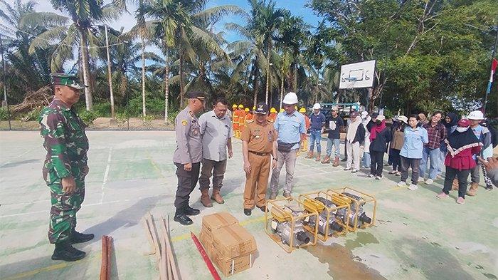 PT Rezeki Kencana menggelar “Upacara Kesiapsiagaan KARHUTLA” di lapangan kantor perusahaan yang berada di Desa Sungai Deras, Kecamatan Teluk Pakedai, Kabupaten Kubu Raya.