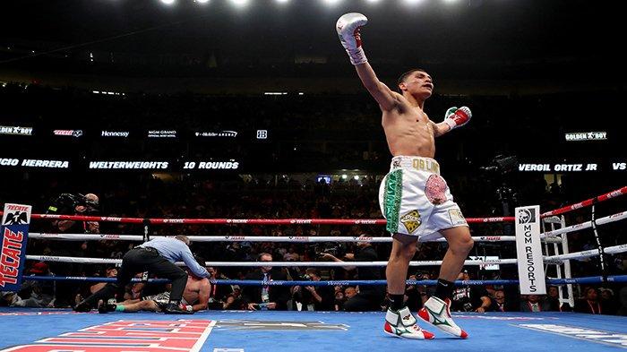 Vergil Ortiz Jr. (kanan) merayakan KO ronde ketiganya dari Mauricio Herrera selama pertarungan kelas welter mereka di T-Mobile Arena pada 04 Mei 2019 di Las Vegas, Nevada.