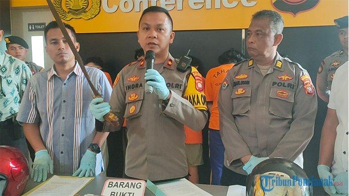 Wakapolres Singkawa­ng, Kompol Indra Asr­ianto saat memimpin konferensi pers pengungkapan tersangka pengeroyokan di warkop di Singkawang di Mapolres Singkawang, Se­lasa sore 12 Septemb­er 2023. Kompol Indra Asrianto menuturkan keenam pelaku meru­pakan tersangka dari dua lokasi? yang berbeda.