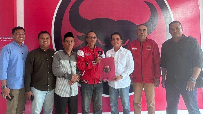 Wakil Wali Kota Pontianak 2018-2023, Bahasan (tengah kemeja putih) saat mendaftar di PDI Perjuangan Pontianak untuk Pilwako 2024.