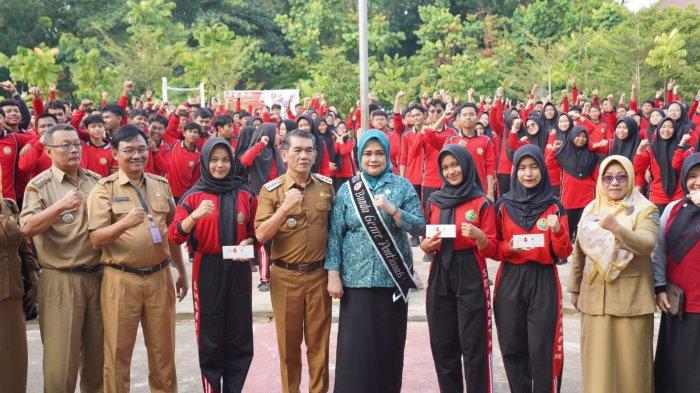 Foto bersama PJ Wali Kota Pontianak Ani Sofian usai membagikan tablet penambah darah kepada remaja putri pelajar SMA Negeri 8 Kota Pontianak, Selasa 13 Februari 2024.
