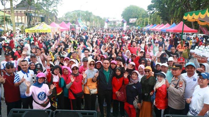 Wali Kota Pontianak Edi Kamtono foto bersama seluruh peserta jalan sehat Fun Walk memperingati Hari Jadi ke-252 Pontianak, Minggu 29 Oktober 2023.