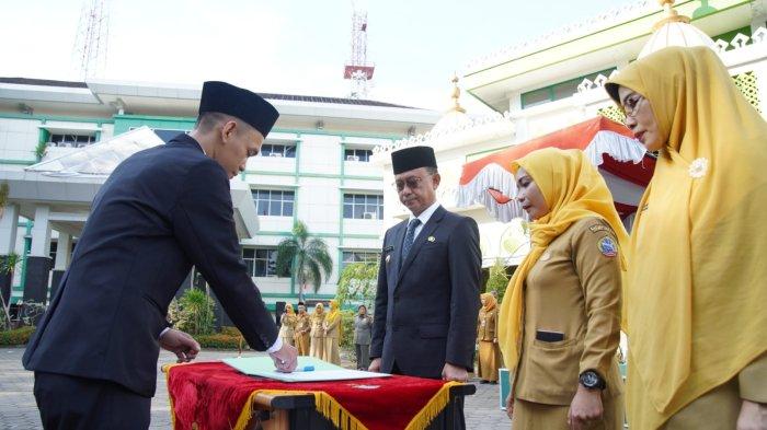 Wali Kota Pontianak Edi Kamtono menandatangani berita acara pelantikan pejabat fungsional di Halaman Wali Kota Pontianak, Senin 24 Juli 2023.
