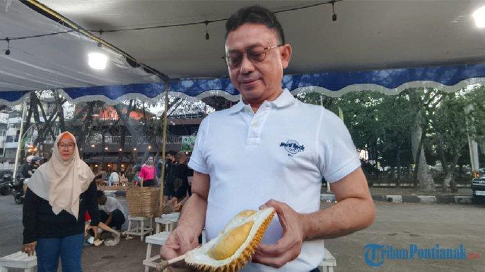 Wali Kota Pontianak Edi Kamtono menunjukkan buah durian Jemongko yang terkenal kelegitannya. Jemongko kembali hadir di lapak Jalan Letkol Sugiono, tepatnya di depan Jalan Purnama Pontianak mulai Sabtu 9 September 2023.