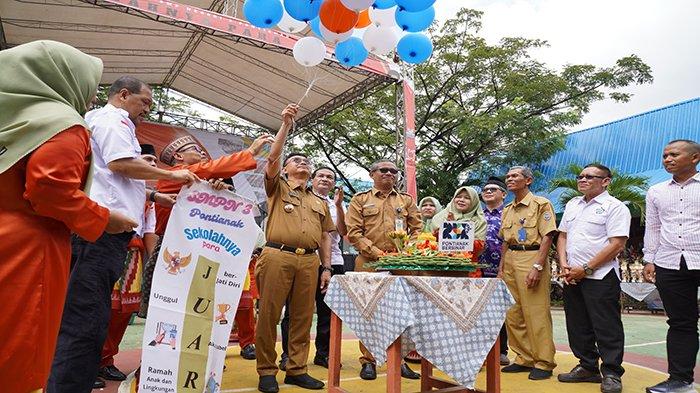 Wali Kota Pontianak Edi Rusdi Kamtono melepas balon menandai dimulainya Puncak Sepekan Seni dan Bahasa dalam rangka Hari Jadi ke-252 Pontianak.