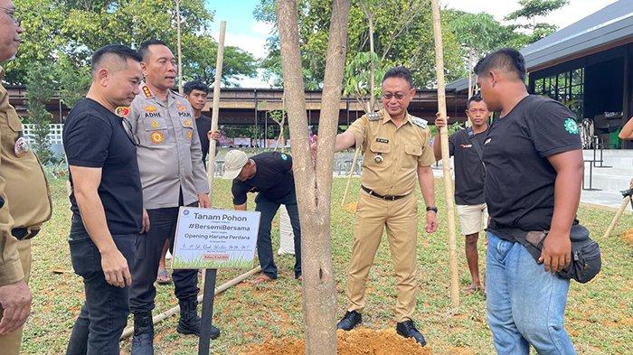 TANAM POHON - Wali Kota Pontianak Edi Rusdi Kamtono menanam pohon saat Grand Opening Haruna Cafe cabang ketiga di Jalan Perdana, Selasa (8/7/2025).