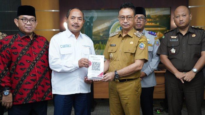 Wali Kota Pontianak Edi Rusdi Kamtono menyerahkan secara simbolis barcode QRIS kepada General Manager PT Jembatan Nusantara Cabang Muda Pontianak sebagai penyedia jasa feri penyeberangan Bardanadi - Siantan.