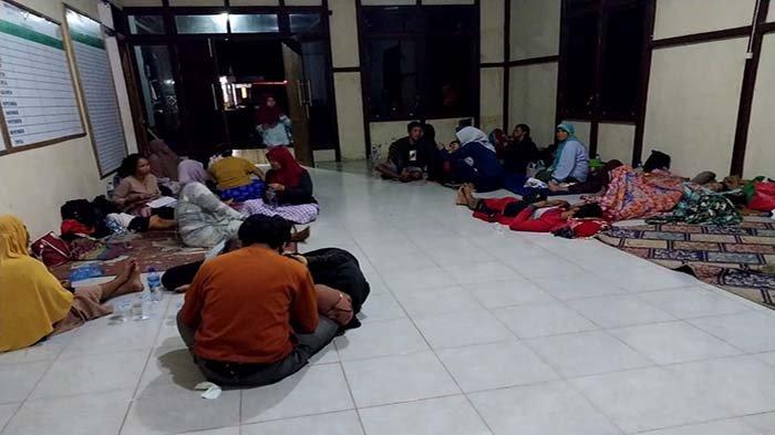 Warga Desa Pelang yang mengungsi di Kantor Koperasi Pelang Sejahtera dan Rumah Kepala Dusun Kanalisasi akibat asap dari Karhutla yang terjadi di pemukiman mereka.