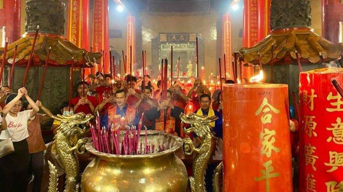 Warga Tionghoa merayakan Imlek