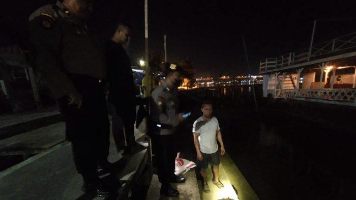 Polisi melakukan penyelidikan di lokasi penemuan bayi