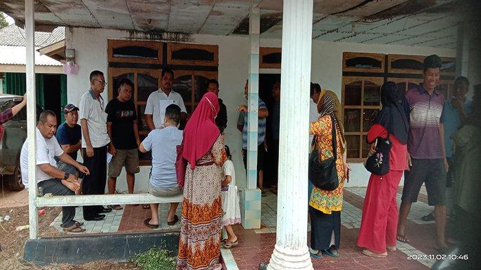 Warga yang mendatangi kantor Koperasi Kebun Serba Usaha Bersama di Desa Mekar Utama Kendawangan. Mereka menuntut transparansi dan menduga adanya penggelapan pembagian dana SHK.